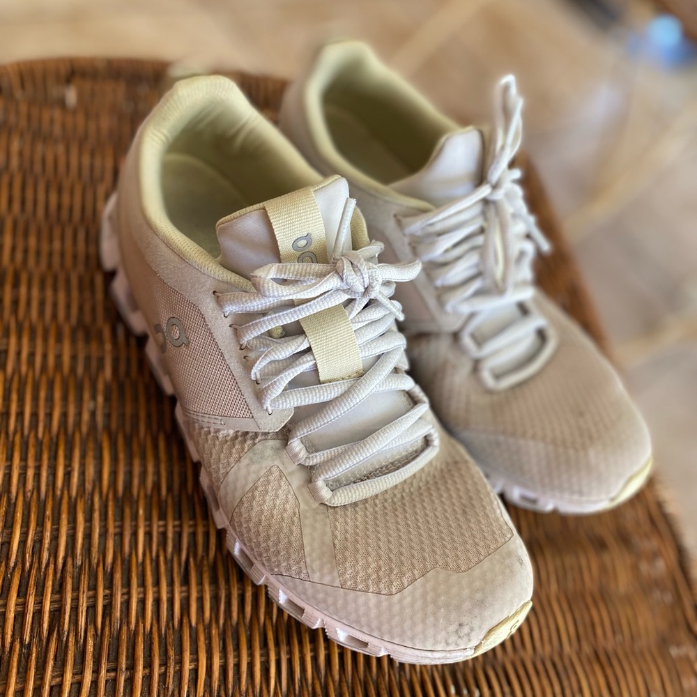 Womens on running shoes size 9